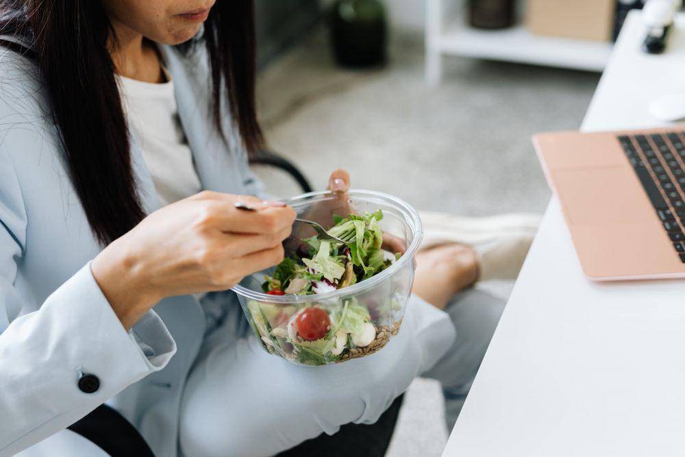 Ilustrasi seorang wanita mengonsumsi salad (Pexels.com/Karolina Grabowska)