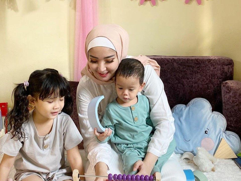 Ibu 2 Anak, 10 Potret Keseharian Winda Khair Bersama Buah Hati