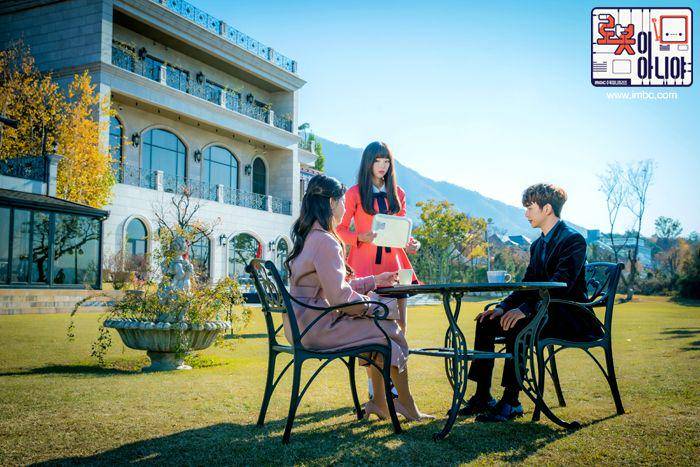 potret para pemain drama I'm Not a Robot di Praum Café and Restaurant (program.imbc.com)