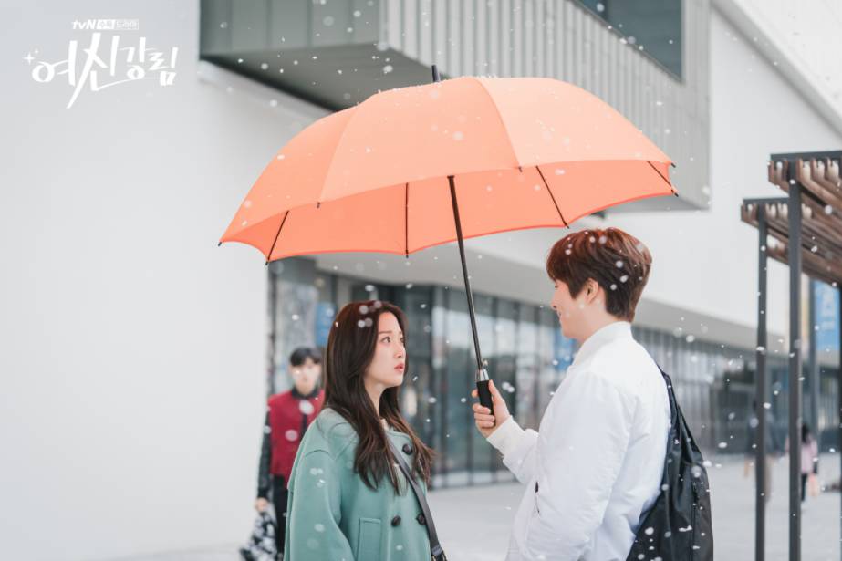 potret Im Ju Kyung bertemu dengan Ryu Hyung Jin di depan SPACE1 Hyundai Premium Outlets (program.tving.com)