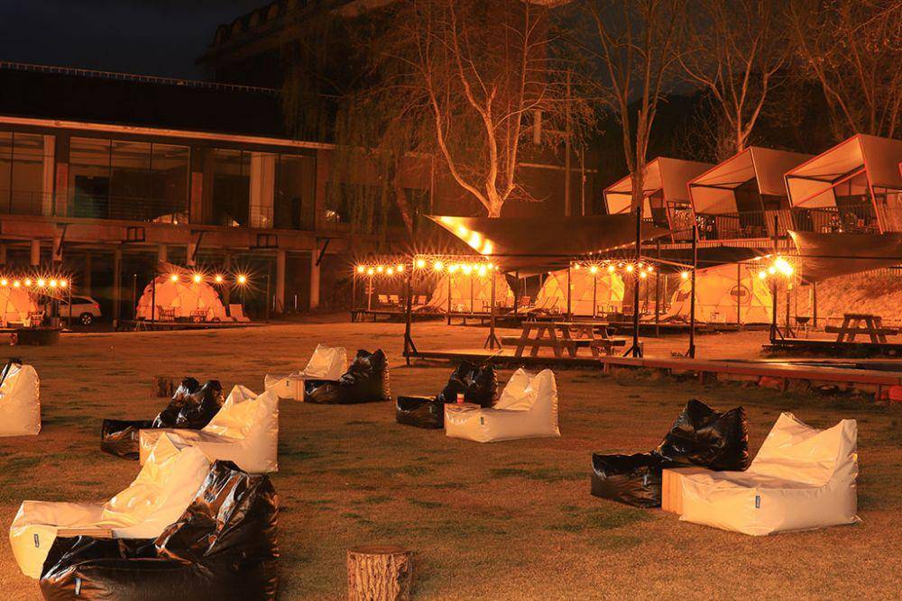 suasana area natural dreamstay diThe Dreamping ketika malam hari (thedreamping.com)