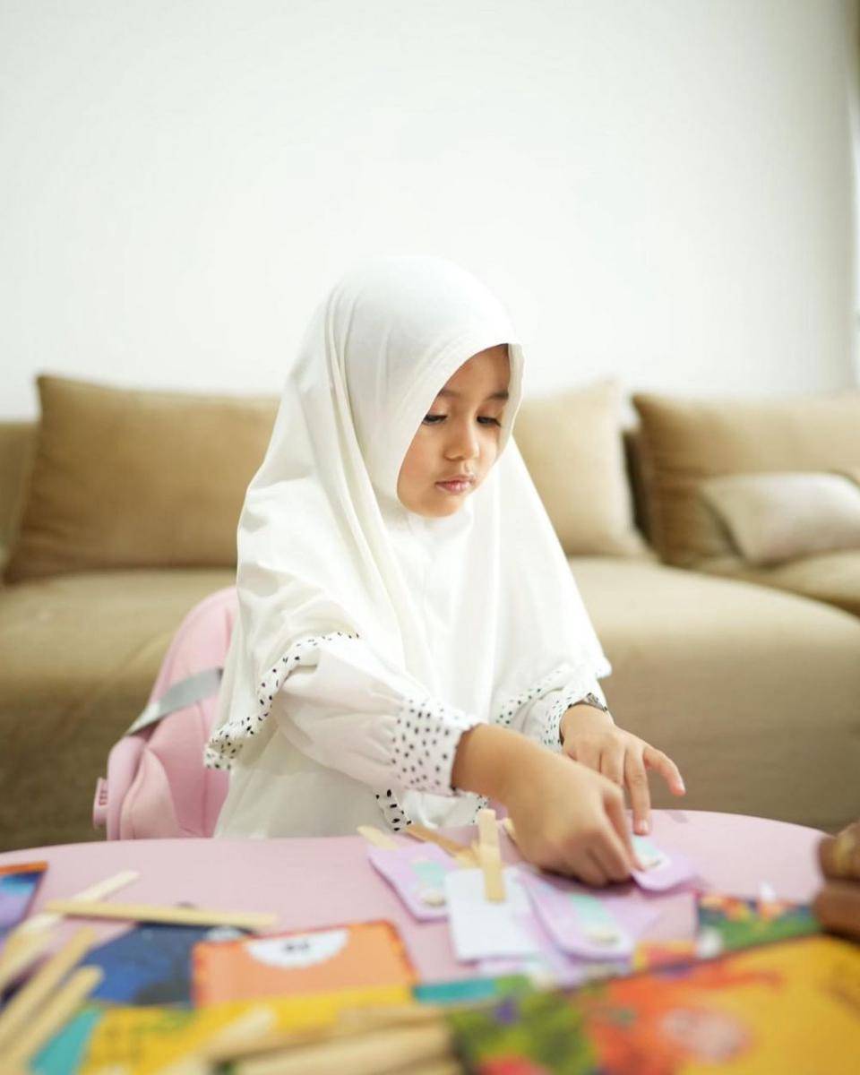Qiandra saat mengenakan hijab. (instagram.com/ryana_dea)