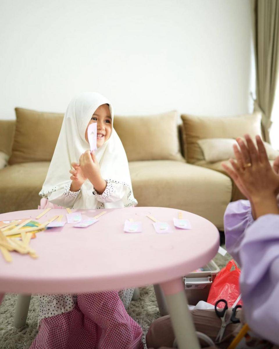 Qiandra saat mengenakan hijab. (instagram.com/ryana_dea)