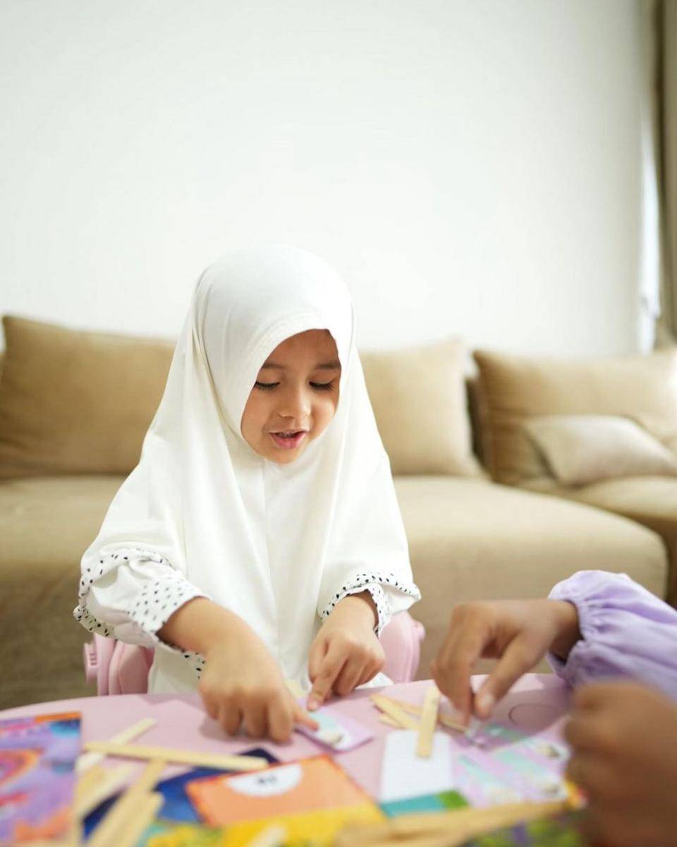 Qiandra saat mengenakan hijab. (instagram.com/ryana_dea)