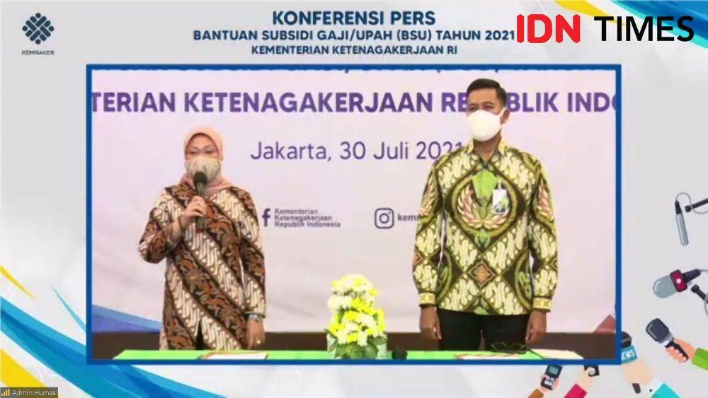 Penyerahan 1 juta data calon penerima BSU oleh Direktur Utama BPJS Ketenagakerjaan Anggo Eko Cahyo kepada Menteri Ketenagakerjaan Ida Fauziya, Jumat (30/7/2021). (IDN Times/Ridho Fauzan)