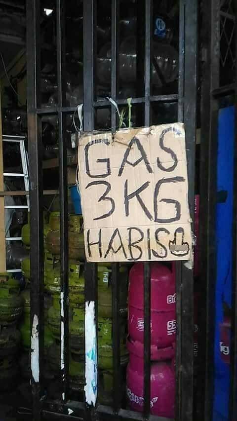 tulisan kocak stok barang kosong (twitter.com/nocontextwarung)