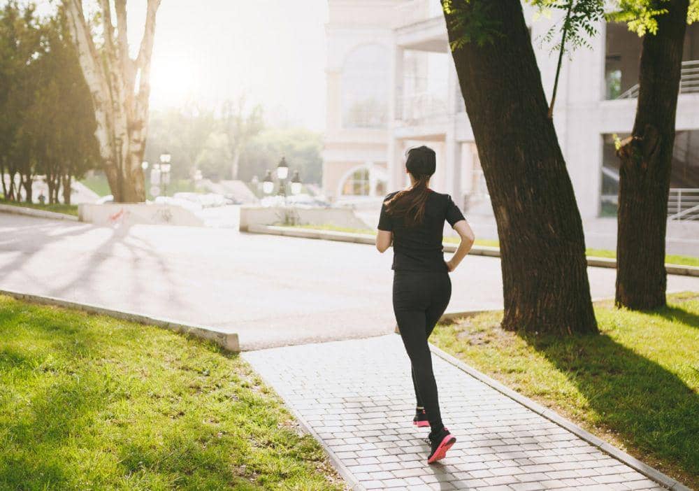 ilustrasi lari pagi (freepik.com/ViDIstudio)