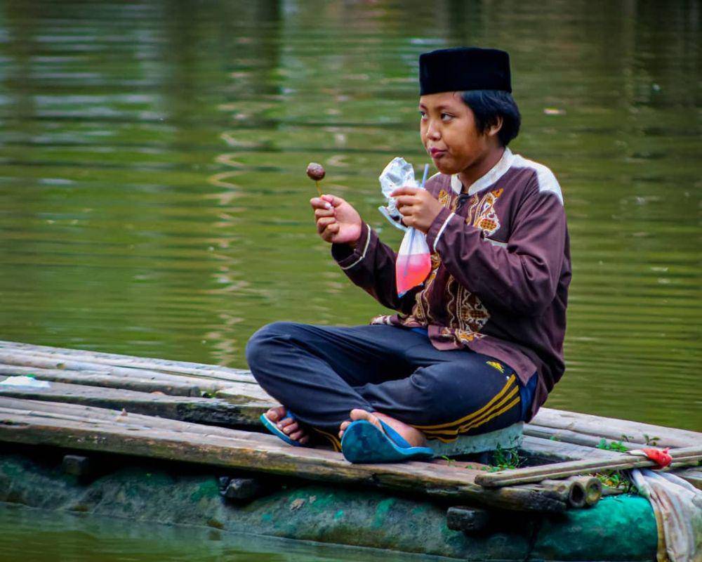 aksi nyeleneh warga saat banjir (instagram.com/sukijan)