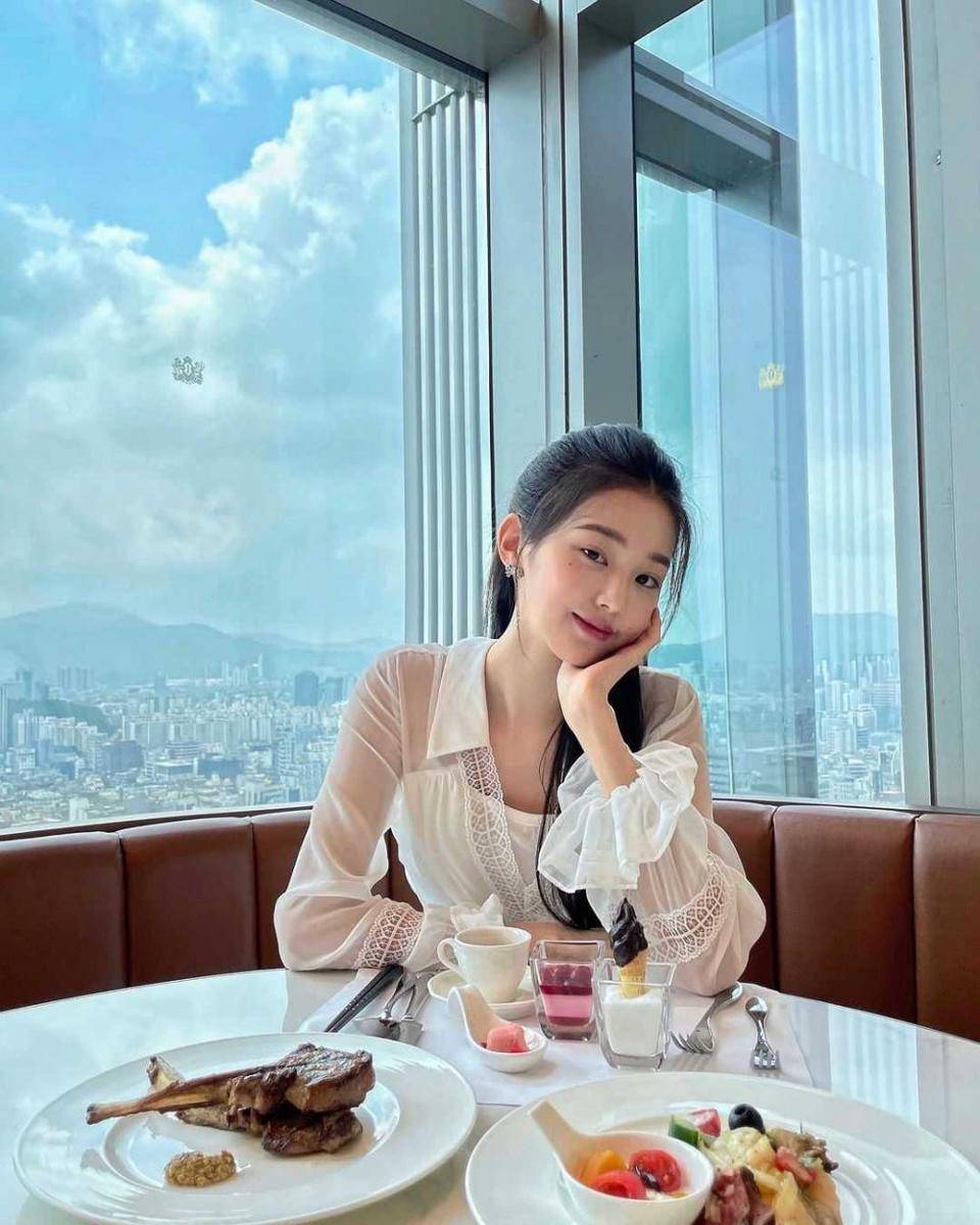 Jang Won Young (instagram.com/for_everyoung10)