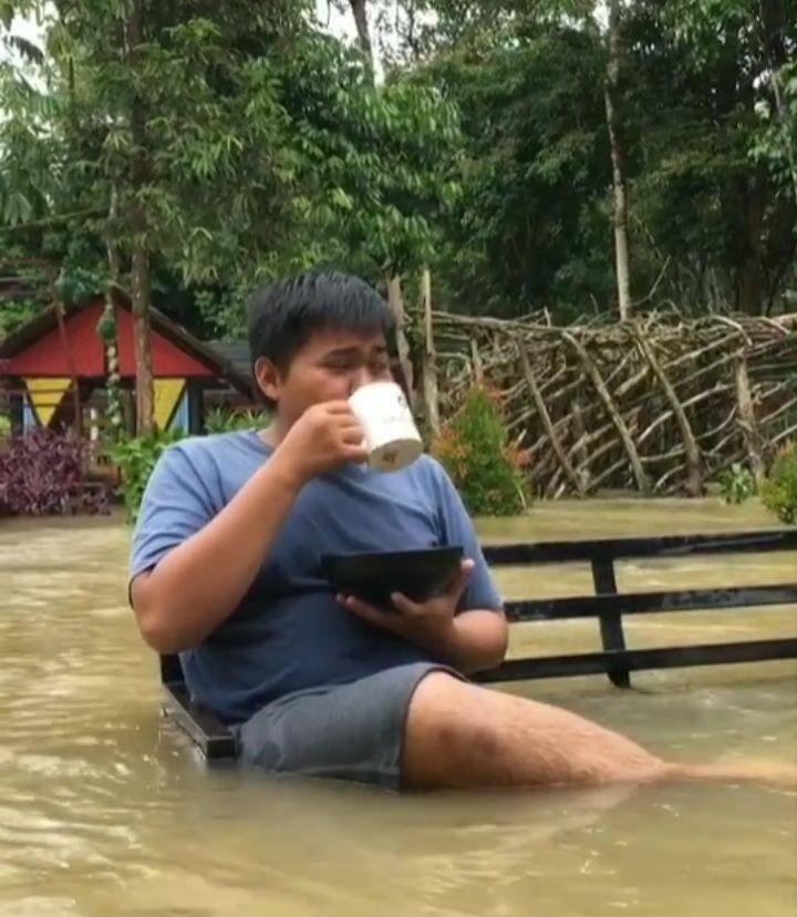 aksi nyeleneh warga saat banjir (instagram.com/lambeonlen)