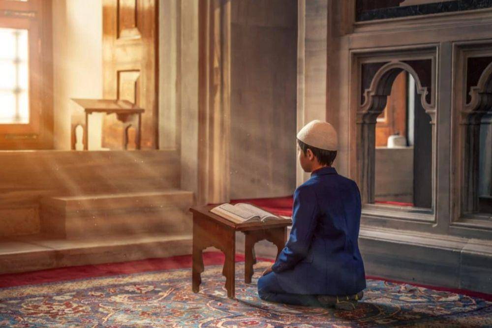 ilustrasi membaca dan menghafal Al-Quran (pexels.com/Abdullah Ghatasheh)