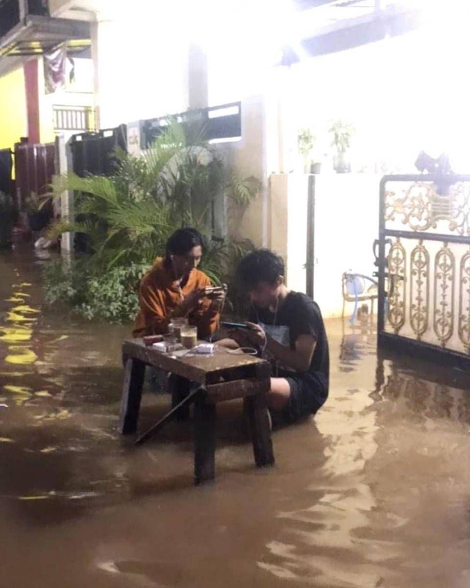 aksi nyeleneh warga saat banjir (instagram.com/sukijan)