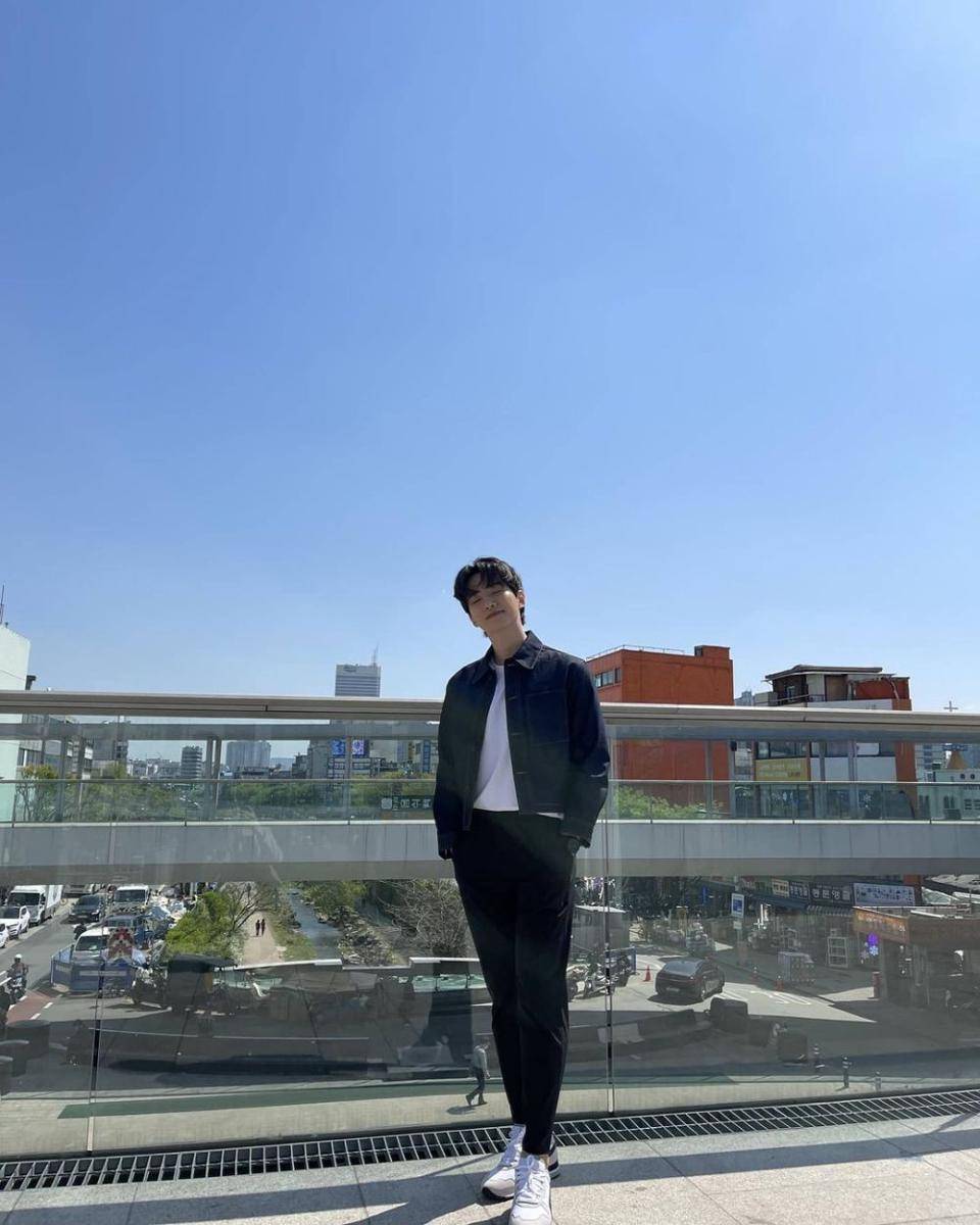ootd monokrom Junho 2PM (instagram.com/le2jh)