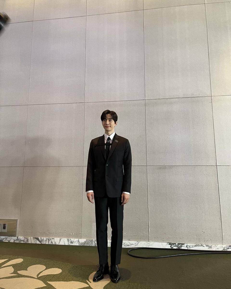 ootd monokrom Junho 2PM (instagram.com/le2jh)