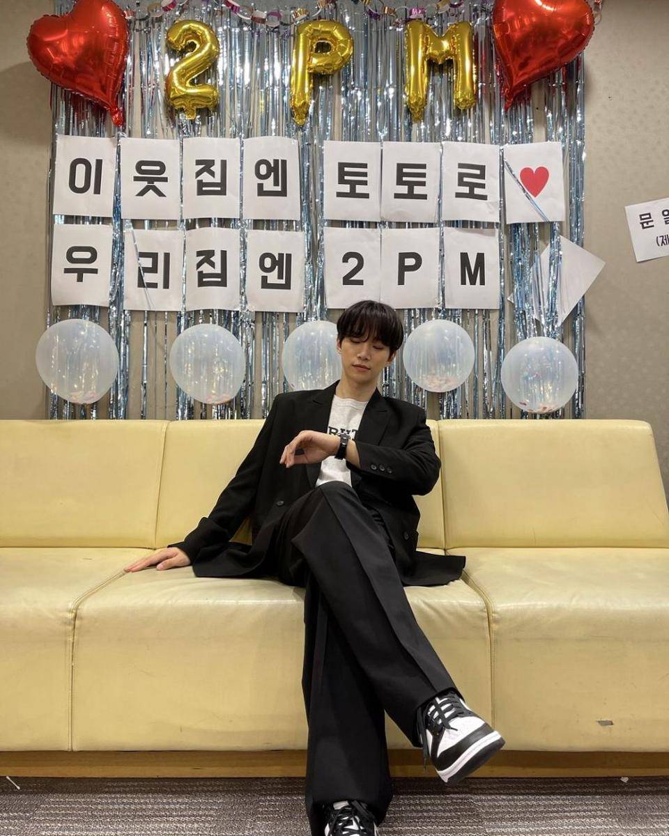 ootd monokrom Junho 2PM (instagram.com/le2jh)