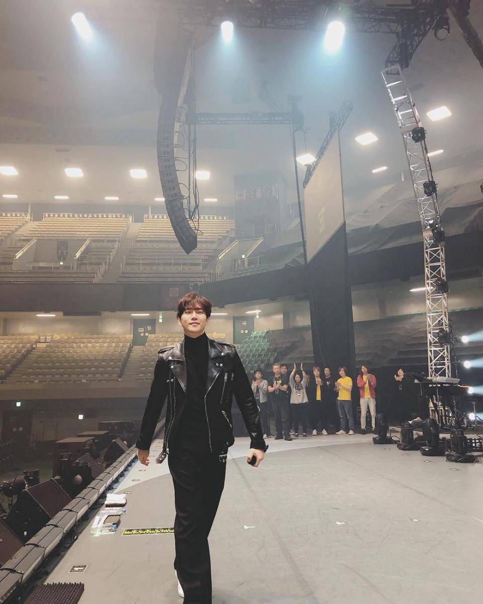 ootd monokrom Junho 2PM (instagram.com/le2jh)