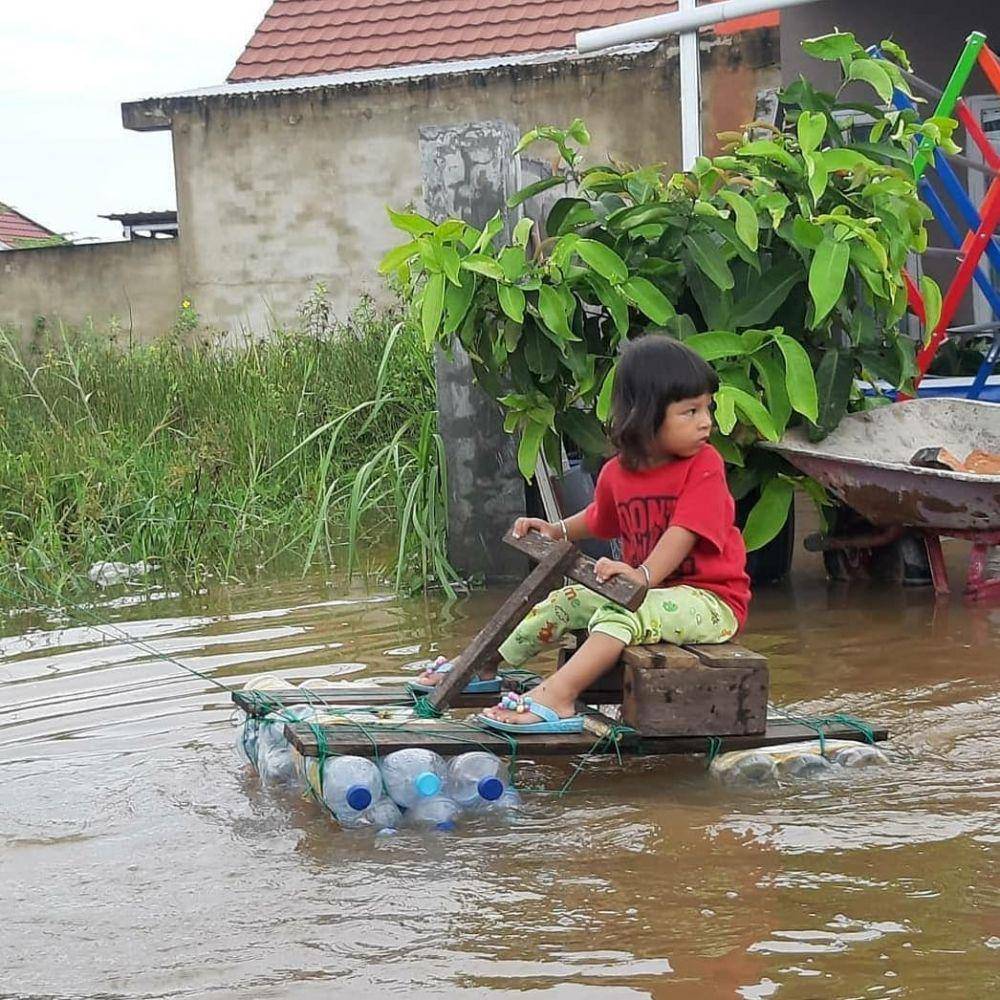 aksi nyeleneh warga saat banjir (instagram.com/sukijan)