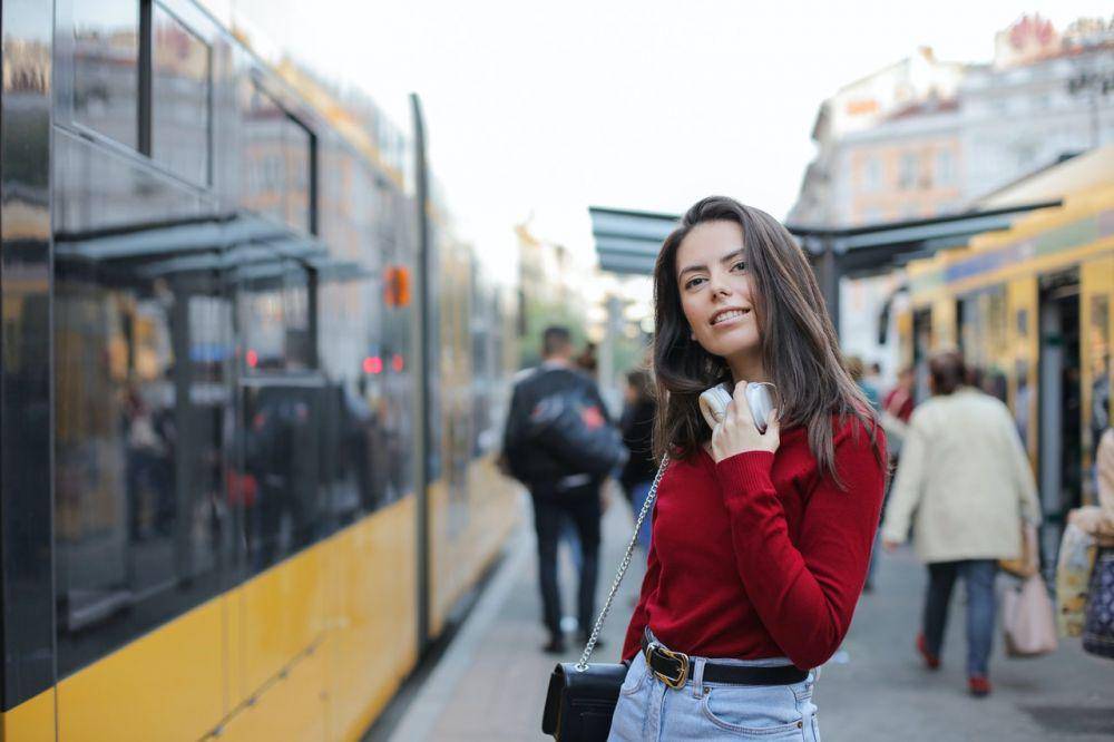 Iri hati adalah perasaan lumrah (Pexels.com/Andrea Piacquadio)
