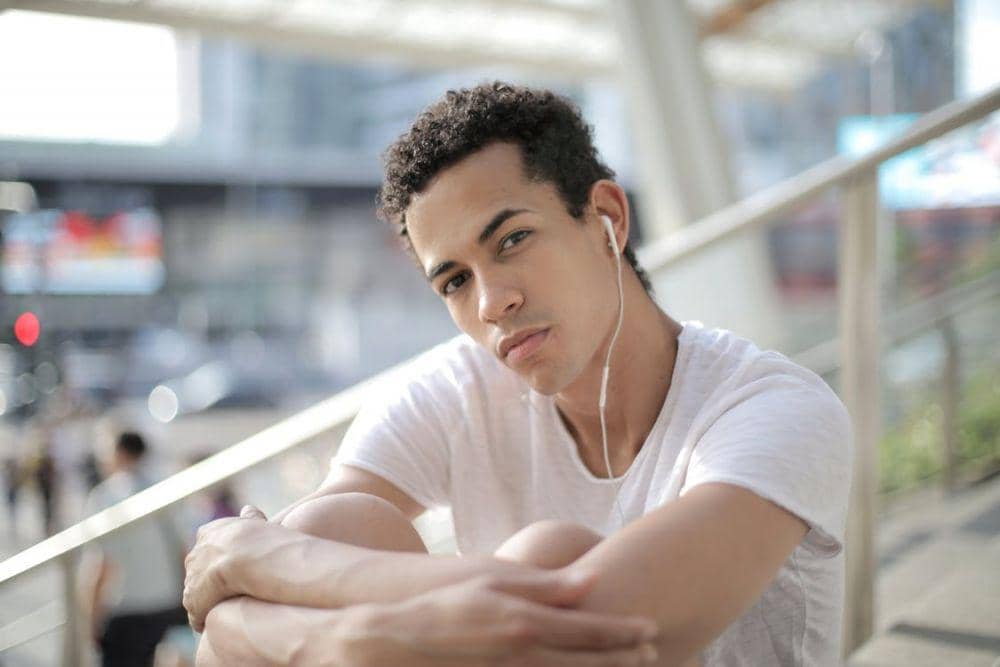 Ilustrasi memakai earphone