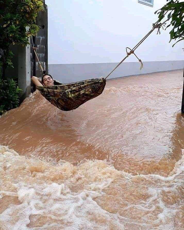 aksi nyeleneh warga saat banjir (instagram.com/lambeonlen)