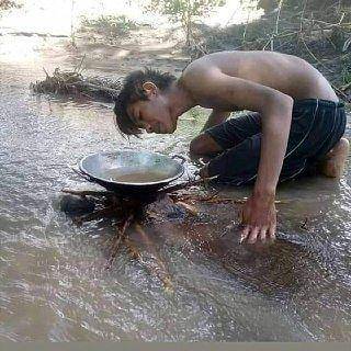 aksi nyeleneh warga saat banjir (instagram.com/sukijan)