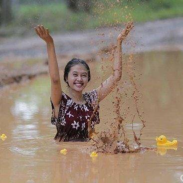 aksi nyeleneh warga saat banjir (instagram.com/receh.id)