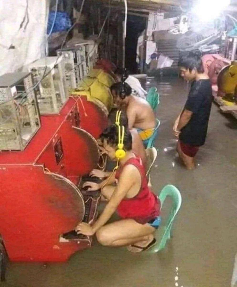 aksi nyeleneh warga saat banjir (instagram.com/lambeonlen)