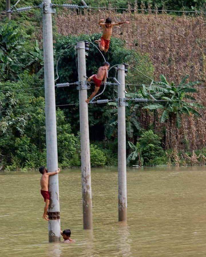aksi nyeleneh warga saat banjir (instagram.com/recehrapiviral)