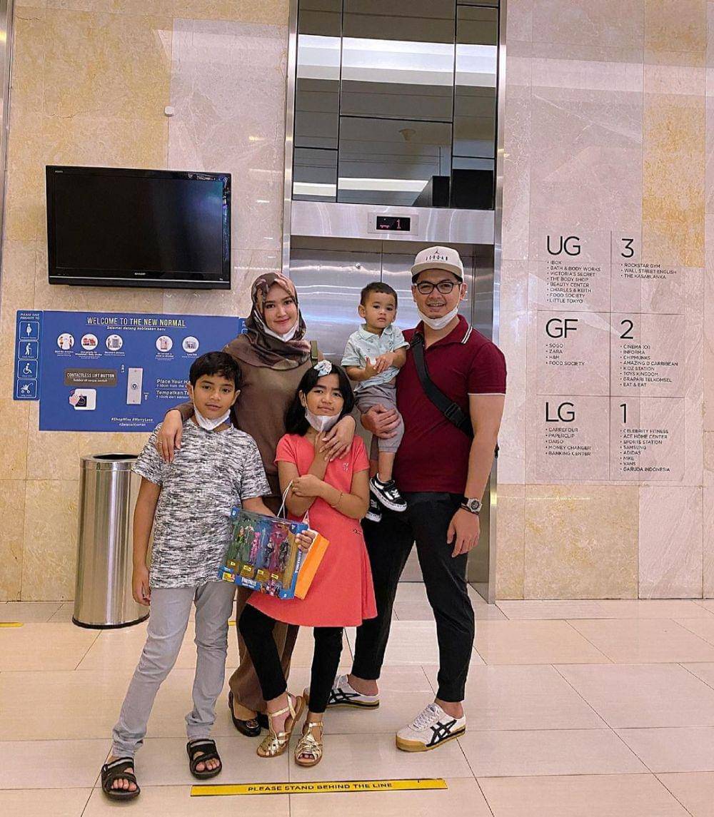 potret lengkap keluarga Tommy Kurniawan (instagram.com/lisyanurrahmii)