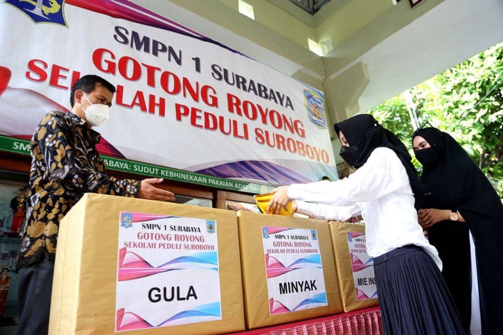 Donasi pelajar SMPN 1 Surabaya untuk warga terdampak COVID-19. Dok Humas Pemkot Surabaya