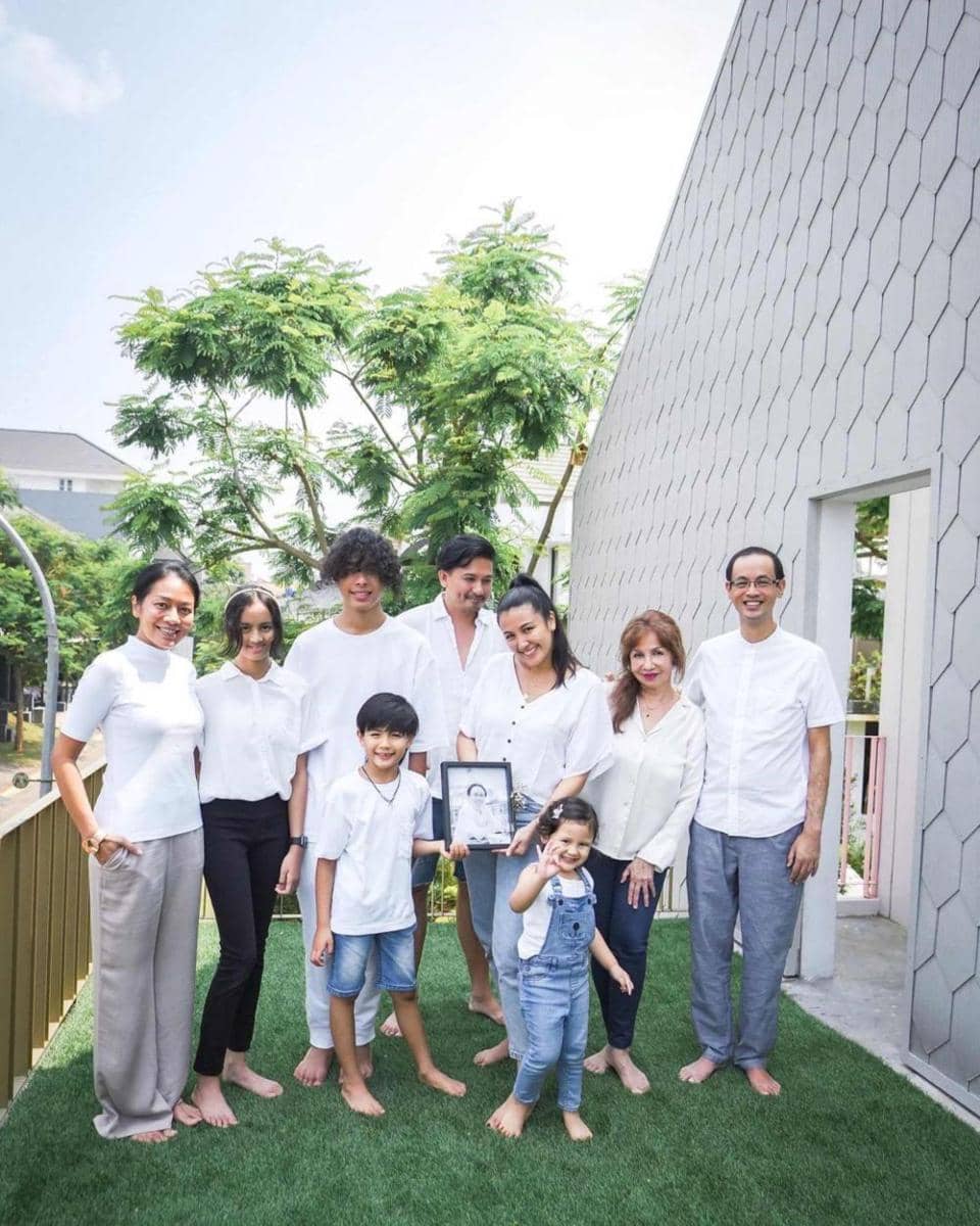 Mini memorial keluarga Sharena Delon untuk sang ayah (Instagram.com/mrssharena/)