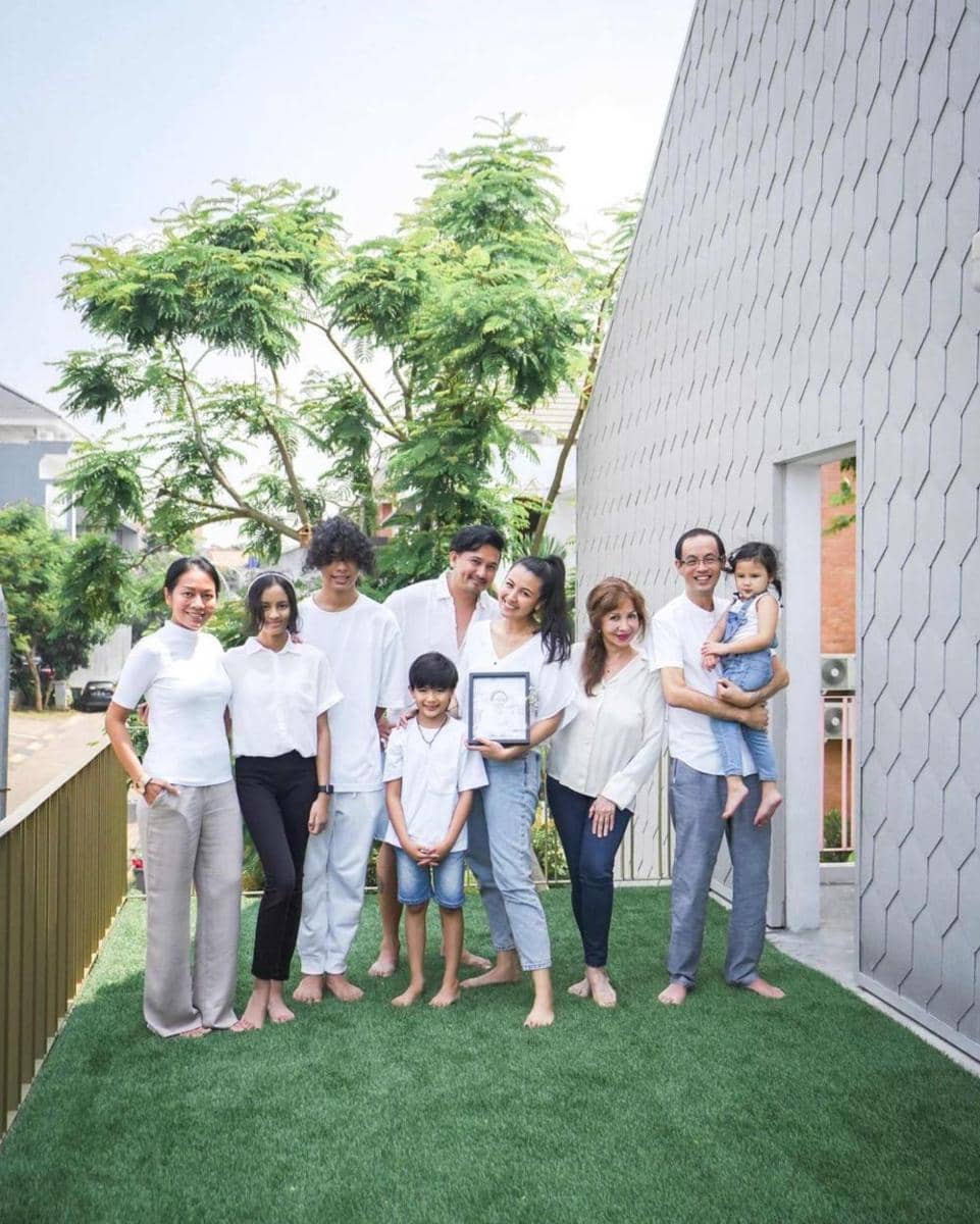 Mini memorial keluarga Sharena Delon untuk sang ayah (Instagram.com/mrssharena/)