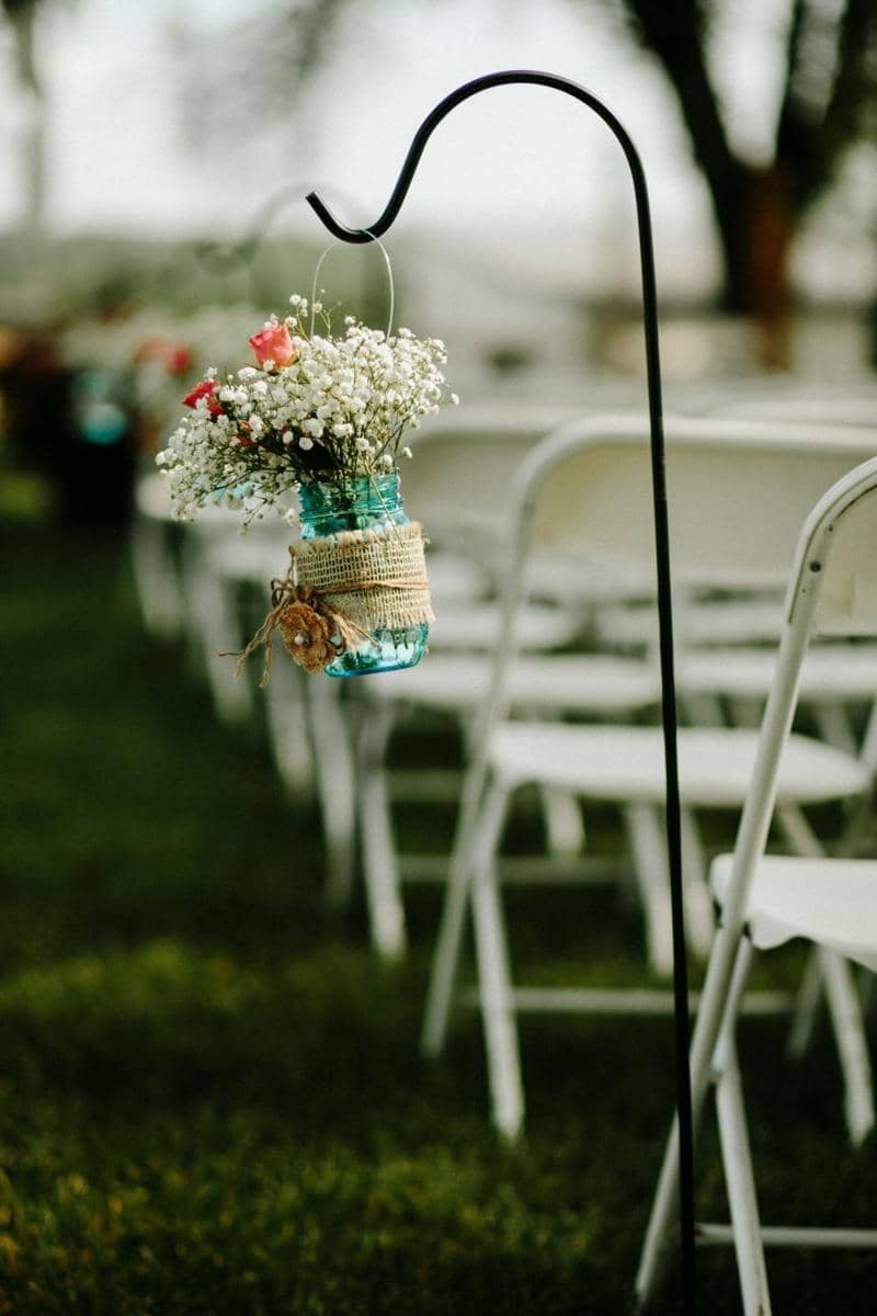 Tanaman buat dekorasi aisle pernikahan (theknot.com)