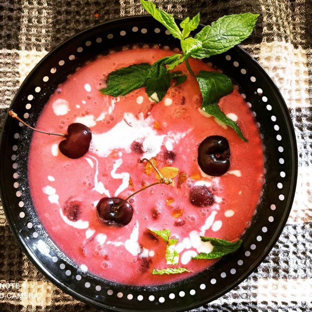 chilled cherry soup khas Hungaria (instagram.com/elephantintheroomthessaloniki)