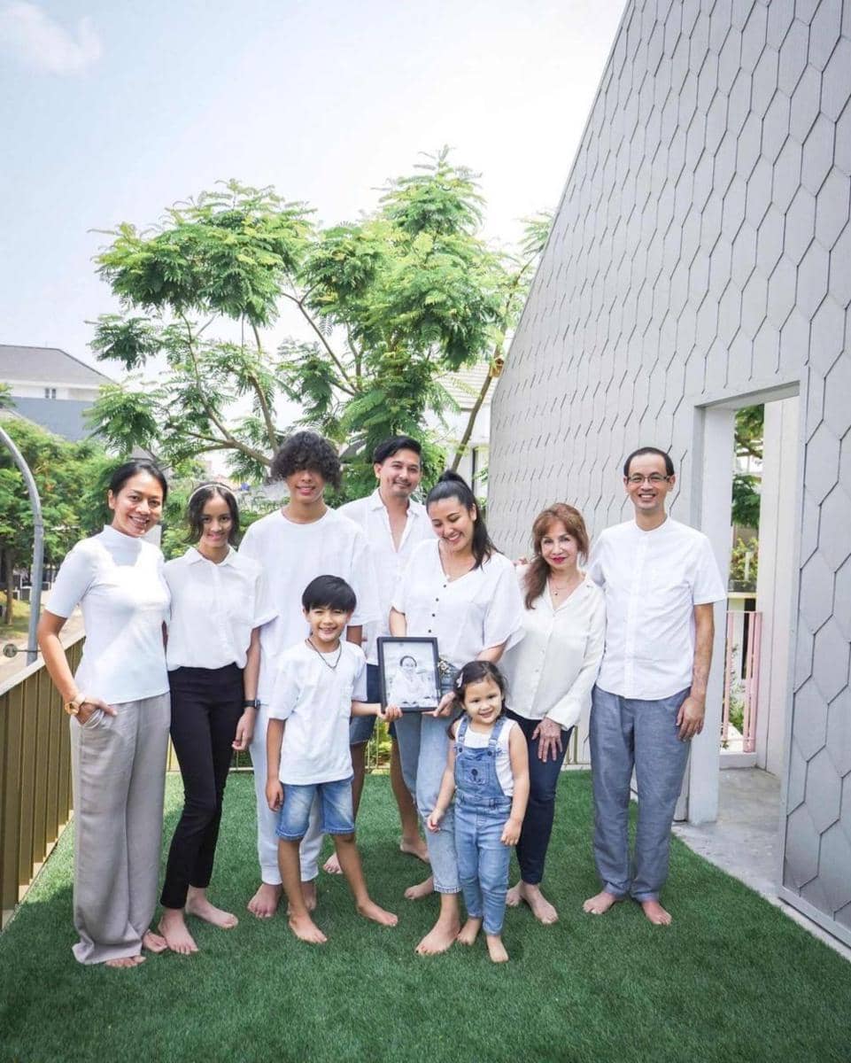 Mini memorial keluarga Sharena Delon untuk sang ayah (Instagram.com/mrssharena/)