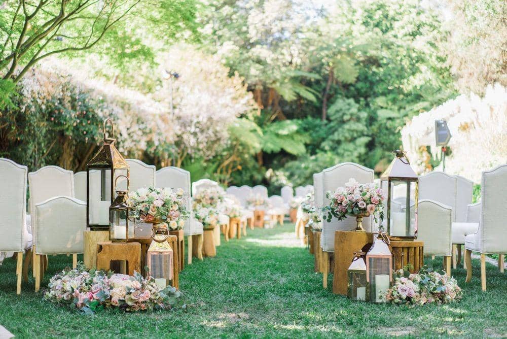 Tanaman buat dekorasi aisle pernikahan (Gloria Mesa Photography via insideweddings.com)