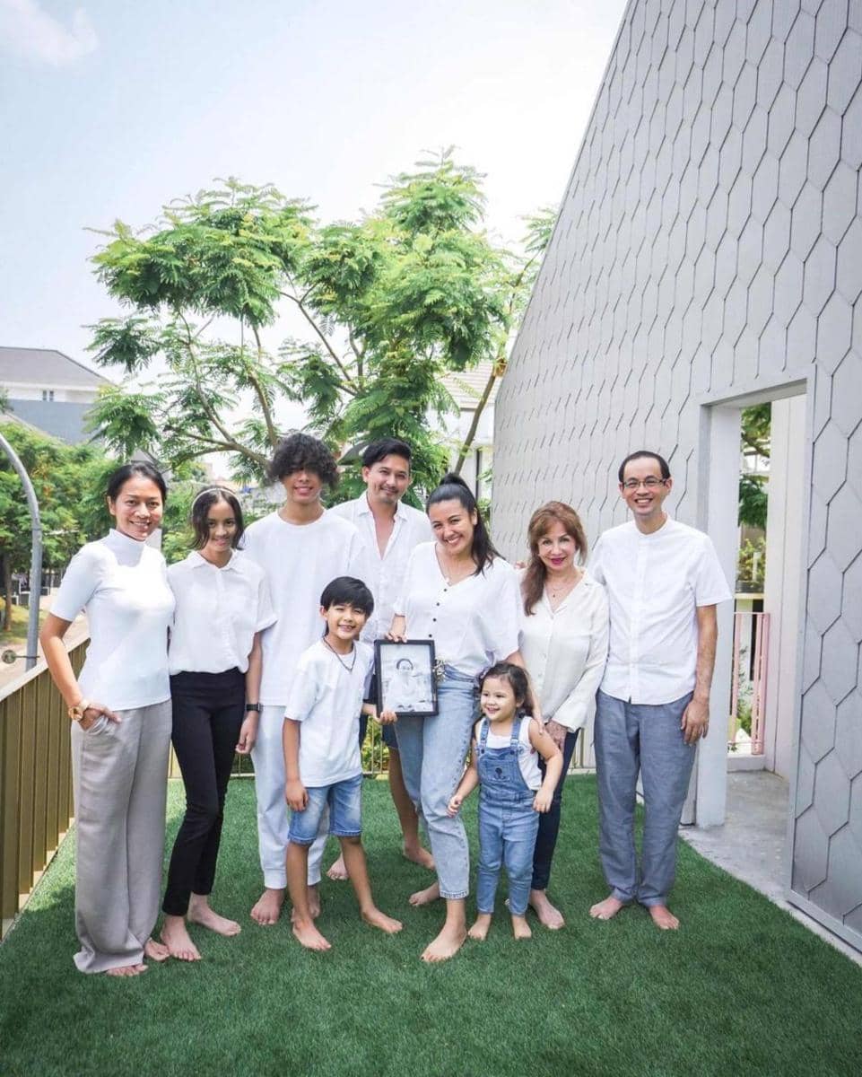 Mini memorial keluarga Sharena Delon untuk sang ayah (Instagram.com/mrssharena/)