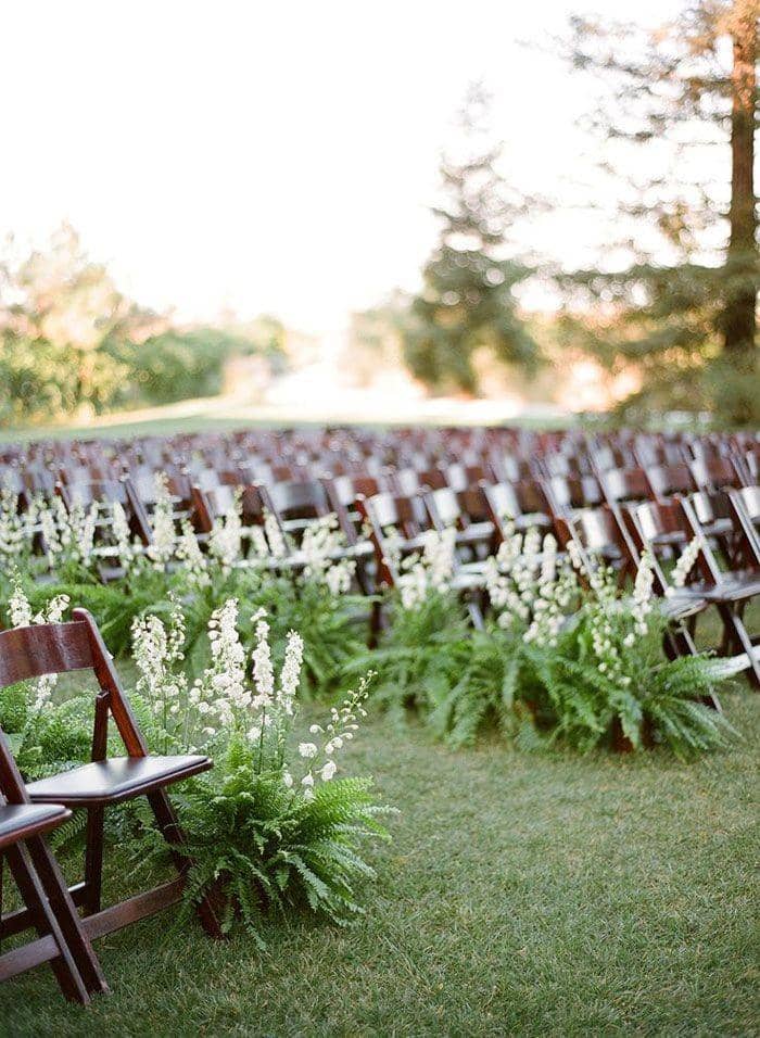 Tanaman buat dekorasi aisle pernikahan (intimateweddings.com)