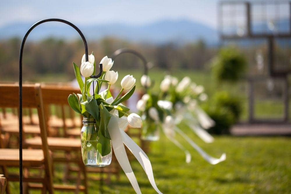 Tanaman buat dekorasi aisle pernikahan  (theknot.com)