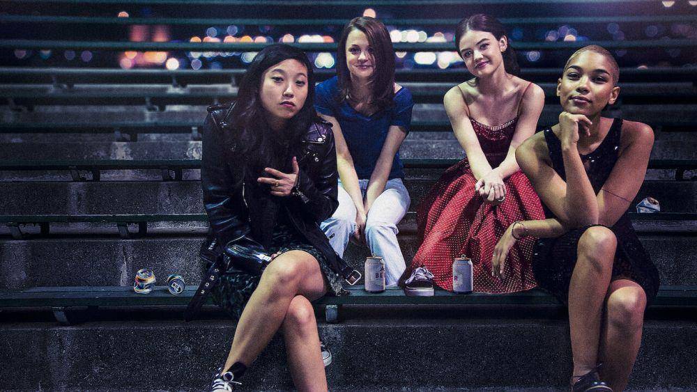 Lucy Hale, Kathryn Prescott, Alexandra Shipp dalam film Dude (netflix.com)