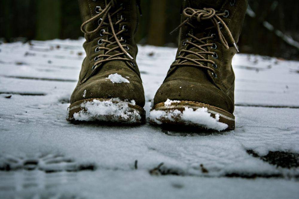 Ilustrasi sepatu suede (unsplash.com/Arūnas Naujokas)