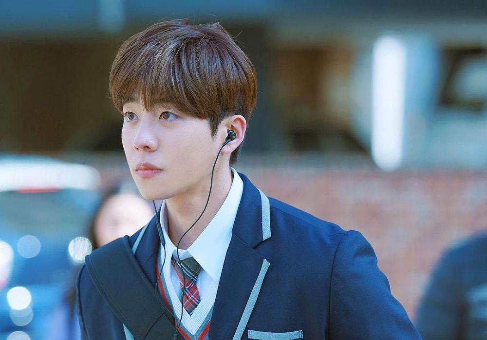 10 Potret Chae Jong Hyeop dengan Balutan Seragam di The Witch's Diner