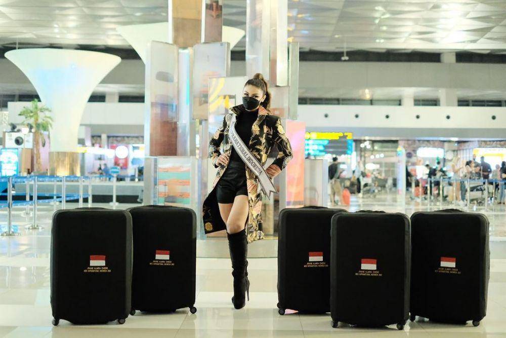 Potret keberangkatan Jihane ke ajang Miss Supranational 2021 (Instagram.com/officialputeriindonesia)