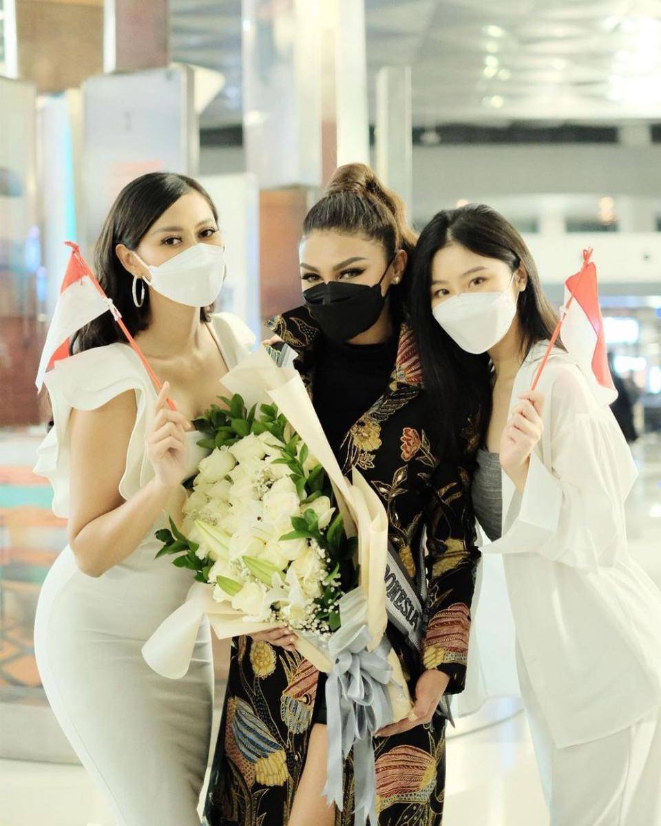 Potret keberangkatan Jihane ke ajang Miss Supranational 2021 (Instagram.com/officialputeriindonesia)