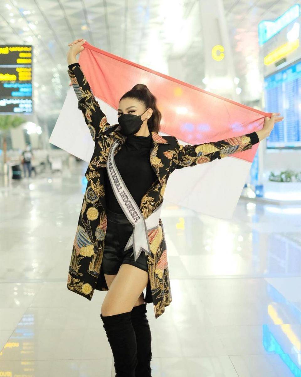 Potret keberangkatan Jihane ke ajang Miss Supranational 2021 (Instagram.com/officialputeriindonesia)