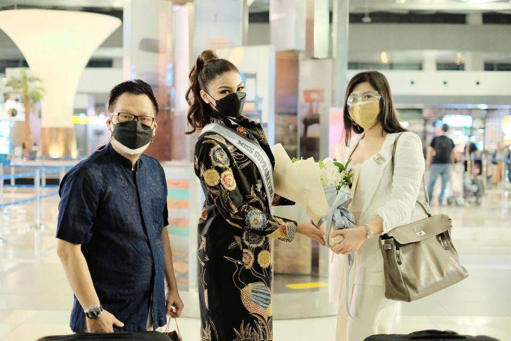 Potret keberangkatan Jihane ke ajang Miss Supranational 2021 (Instagram.com/officialputeriindonesia)