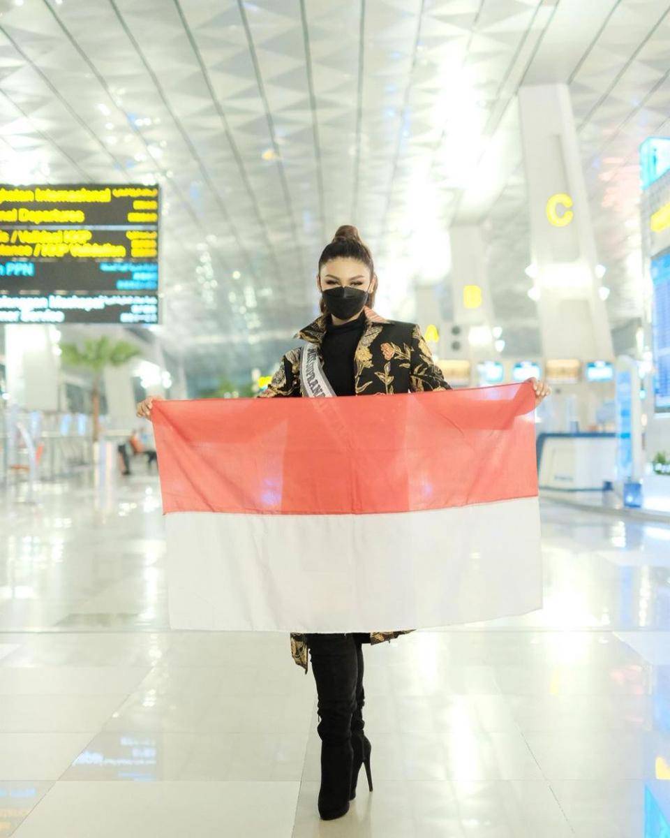 Potret keberangkatan Jihane ke ajang Miss Supranational 2021 (Instagram.com/officialputeriindonesia)