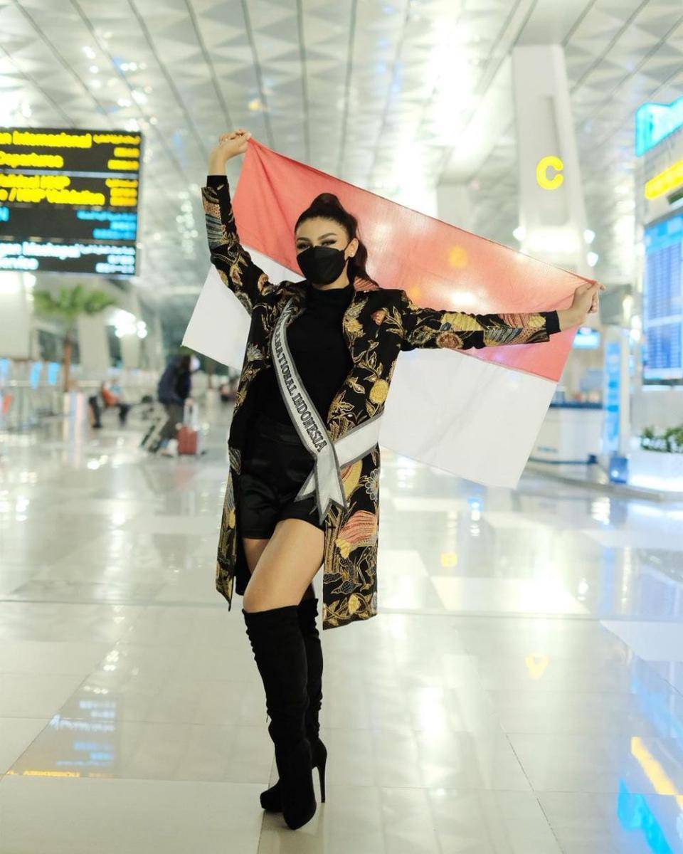 Potret keberangkatan Jihane ke ajang Miss Supranational 2021 (Instagram.com/officialputeriindonesia)