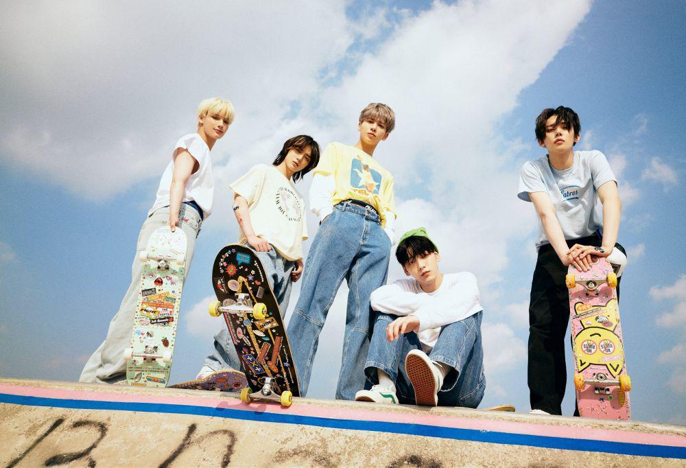 Asyik Bermain Skateboard, 14 Potret Kece Member TXT di Album Terbaru