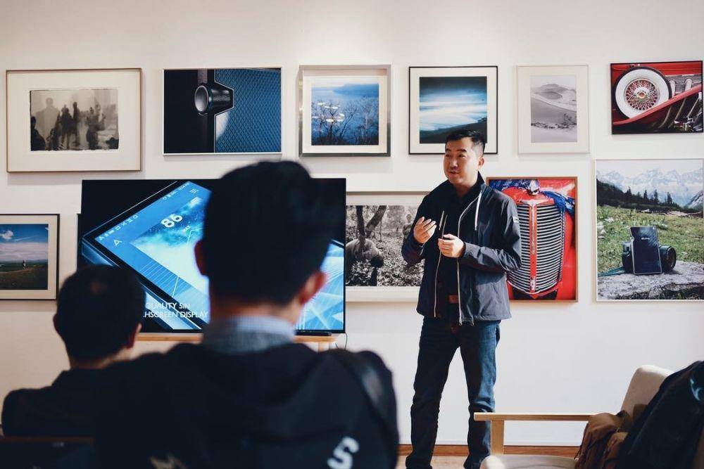 Ilustrasi seorang pria sedang presentasi (Pexels.com/祝 鹤槐)